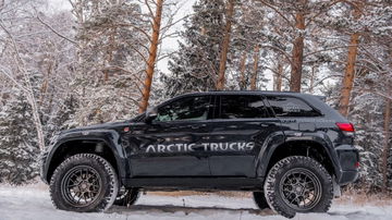 El Grand Cherokee AT35 se destaca en terrenos nevados, mostrando su robustez y capacidad todoterreno.