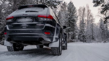 El Grand Cherokee AT35 demuestra su capacidad en entornos nevados.