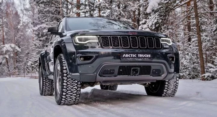 El Grand Cherokee AT35 destaca por su robustez y agresivo diseño off-road.