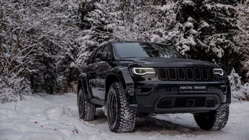 El Grand Cherokee AT35 combina robustez y elegancia, ideal para aventuras extremas en terrenos difíciles.