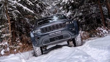 El Grand Cherokee AT35 muestra su imponente diseño off-road en un entorno nevado.