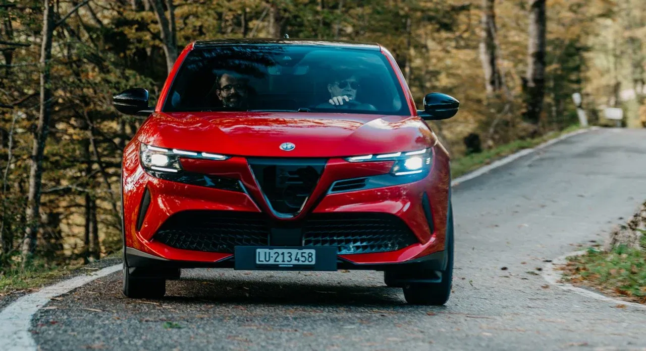 El nuevo Alfa Romeo destaca por su diseño agresivo y líneas fluidas.