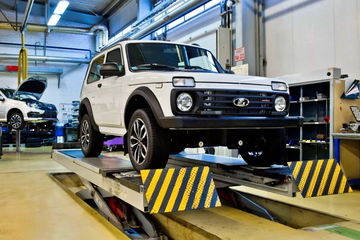 Lada Niva Sport en un taller, mostrando su robustez y diseño distintivo.