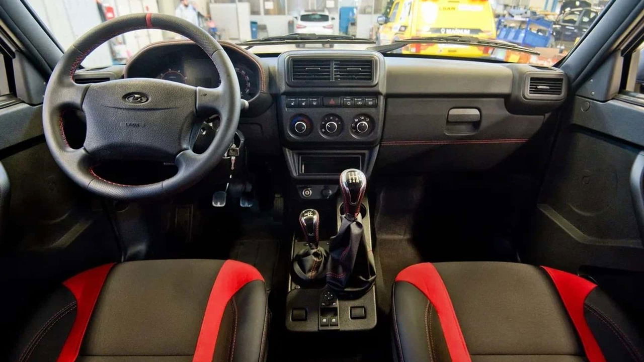 Interior del Lada Niva Sport 2025, con detalles en rojo y un diseño funcional.