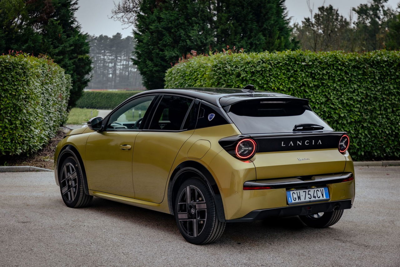 Elegante diseño del Lancia Ypsilon MHEV desde la parte trasera