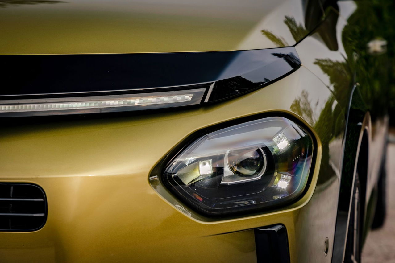 Vista detallada del frontal elegante del Lancia Ypsilon.