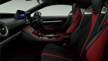 Interior del Lexus RC F Final Edition, destacando sus asientos deportivos en rojo y negro.