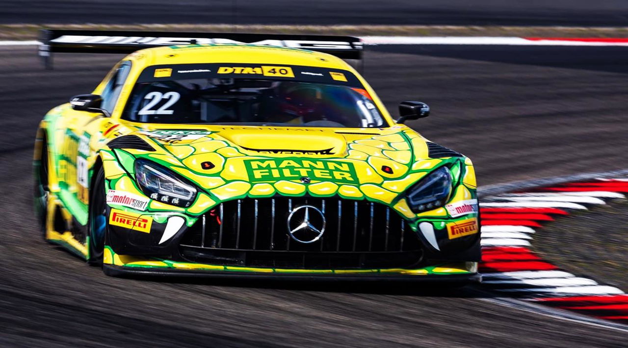 Lucas Auer a los mandos del Mercedes-AMG en pista, mostrando su agresivo diseño.