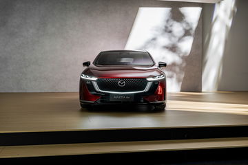 Vista frontal del Mazda 6e, que destaca por su diseño elegante y deportivo.