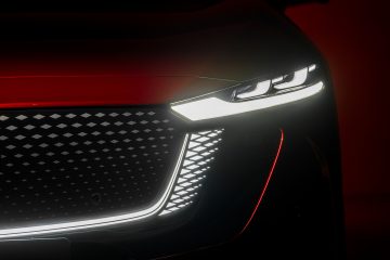 Detalle del sofisticado diseño frontal del Mazda 6e, resaltando su tecnología de iluminación