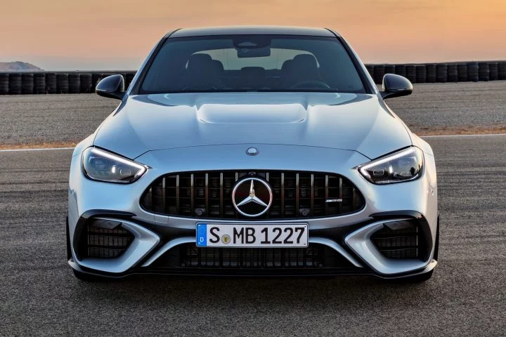 Frontal del Mercedes-AMG C 63 con un diseño agresivo y aerodinámico.