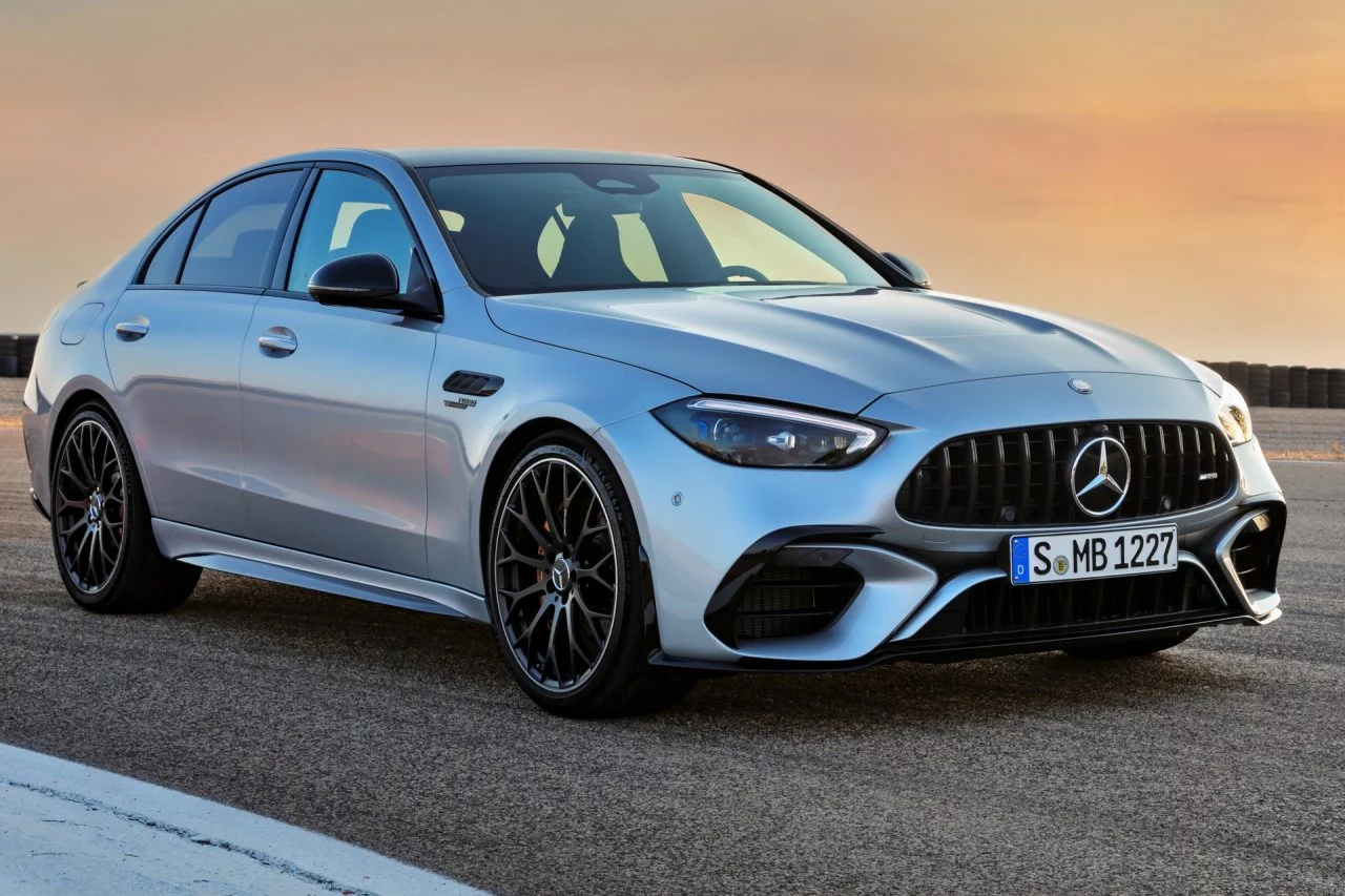 El nuevo Mercedes-AMG C 63 PHEV combina elegancia y potencia en un diseño moderno.