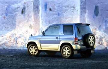 Vista lateral y trasera del Mitsubishi Pajero JR, destacando su diseño compacto y robusto.