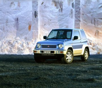 El Mitsubishi Pajero JR destaca por su diseño compacto y robusto, ideal para la ciudad y aventuras. 