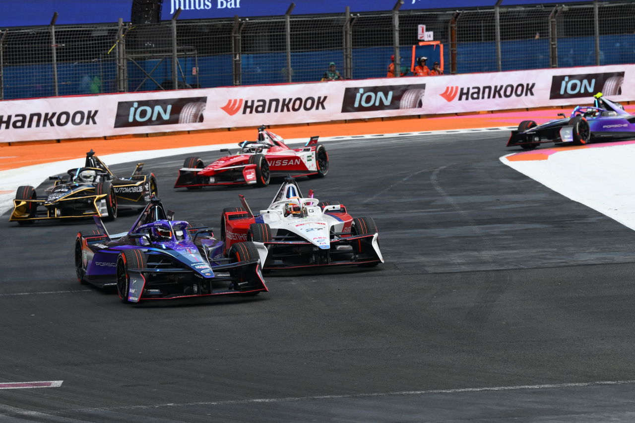 Oliver Rowland lidera el pack en el ePrix de México, mostrando gran habilidad