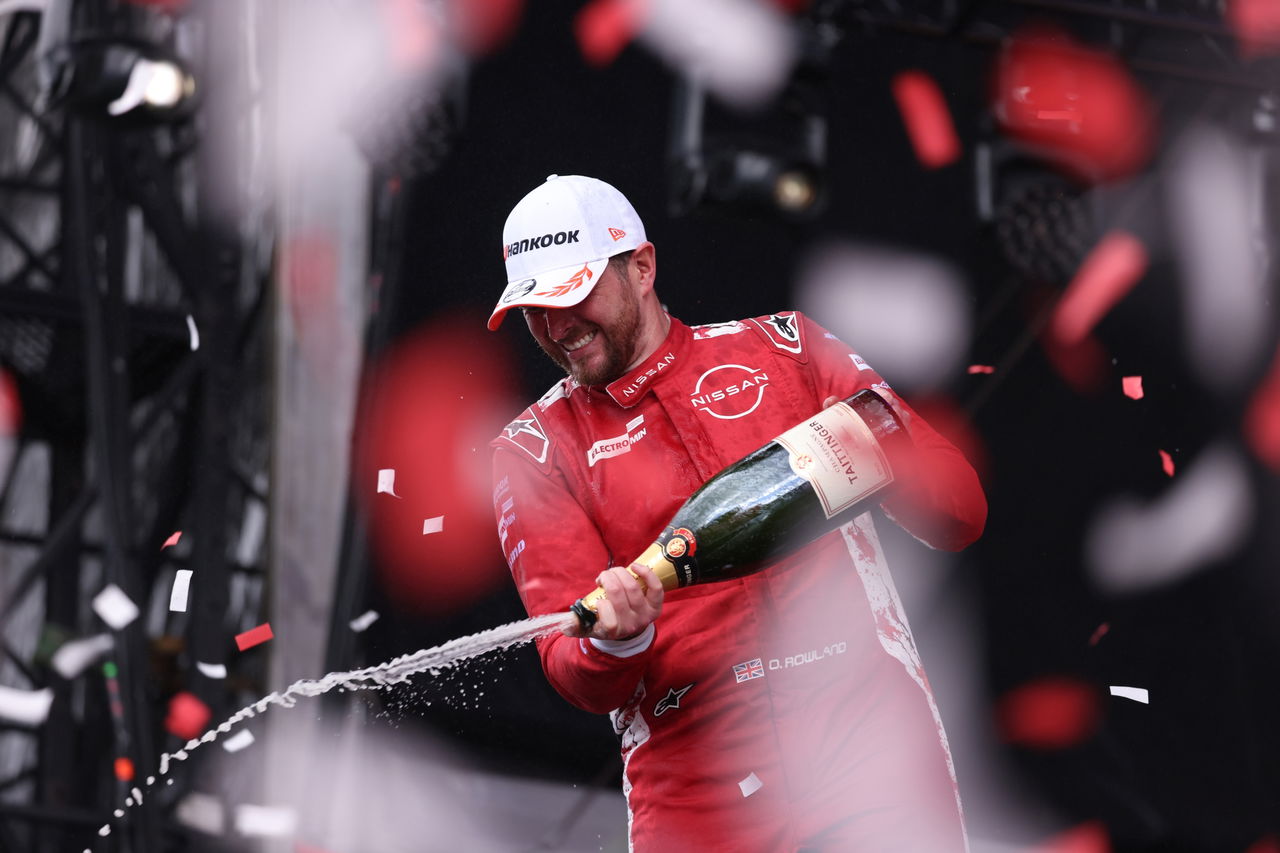 Oliver Rowland celebra su victoria en el ePrix de México, un momento emocionante.