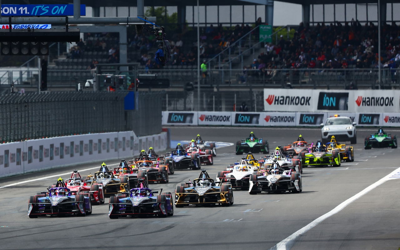 Inicio emocionante del ePrix de México con múltiples coches en plena competición.