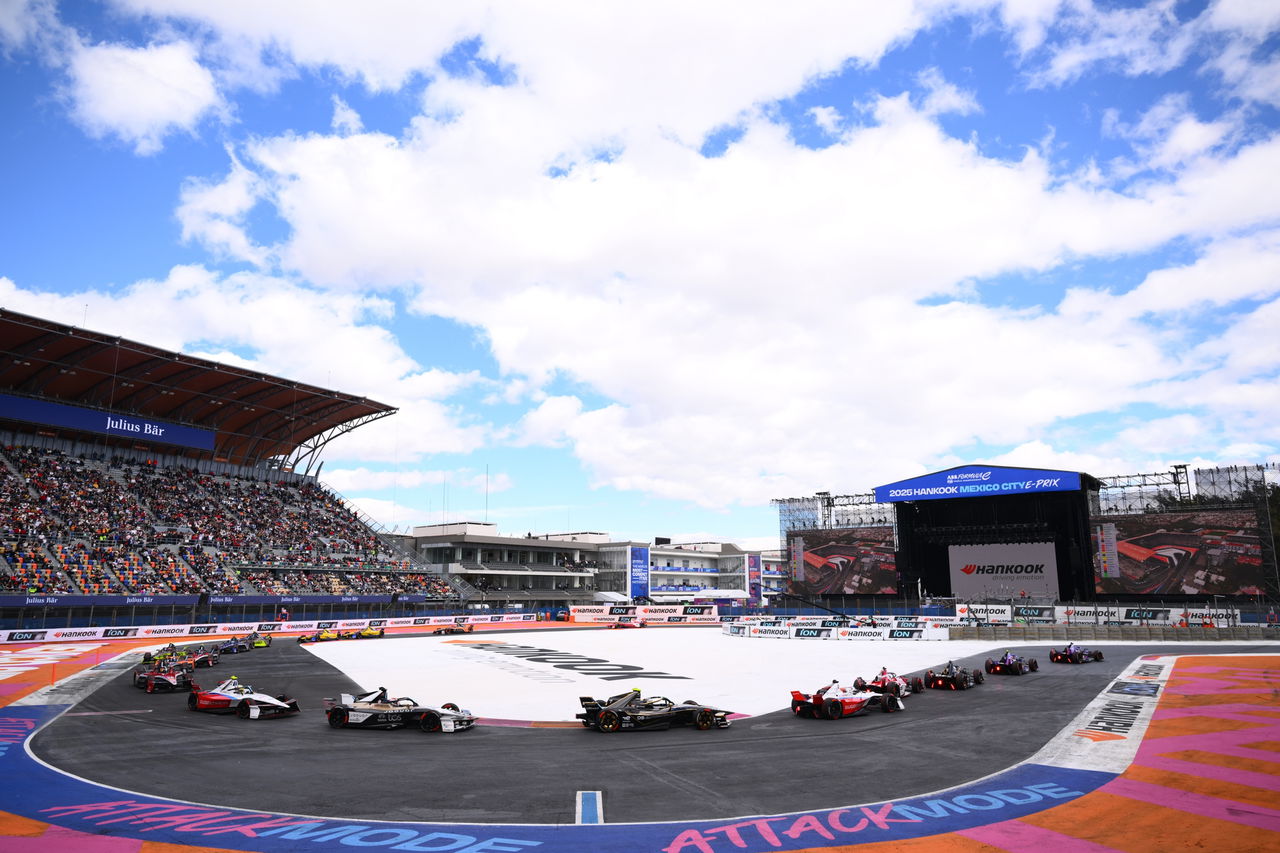 Vista panorámica del ePrix de México, exhibiendo una gran multitud y la pista adaptada.