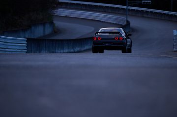 El Nissan Skyline R32 EV despliega su elegancia y carácter en la pista.