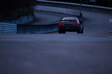 El Nissan Skyline R32 EV despliega su elegancia y carácter en la pista.