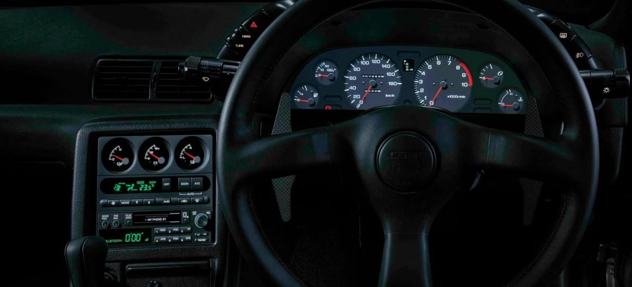 Interior del Nissan Skyline R32 EV destaca por su instrumentación clásica y elegante