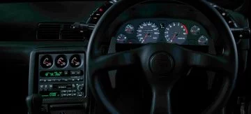 Interior del Nissan Skyline R32 EV destaca por su instrumentación clásica y elegante