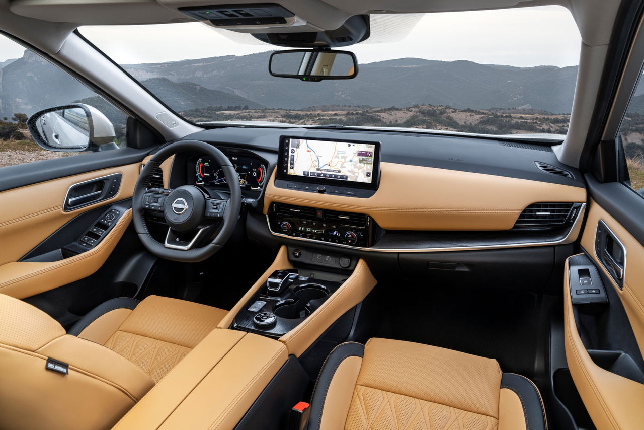 Interior del Nissan X-Trail 2025, destaca por su diseño moderno y confortable.