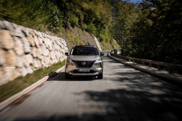 Nissan X-Trail 2025 en ruta, mostrando su diseño robusto y dinámico