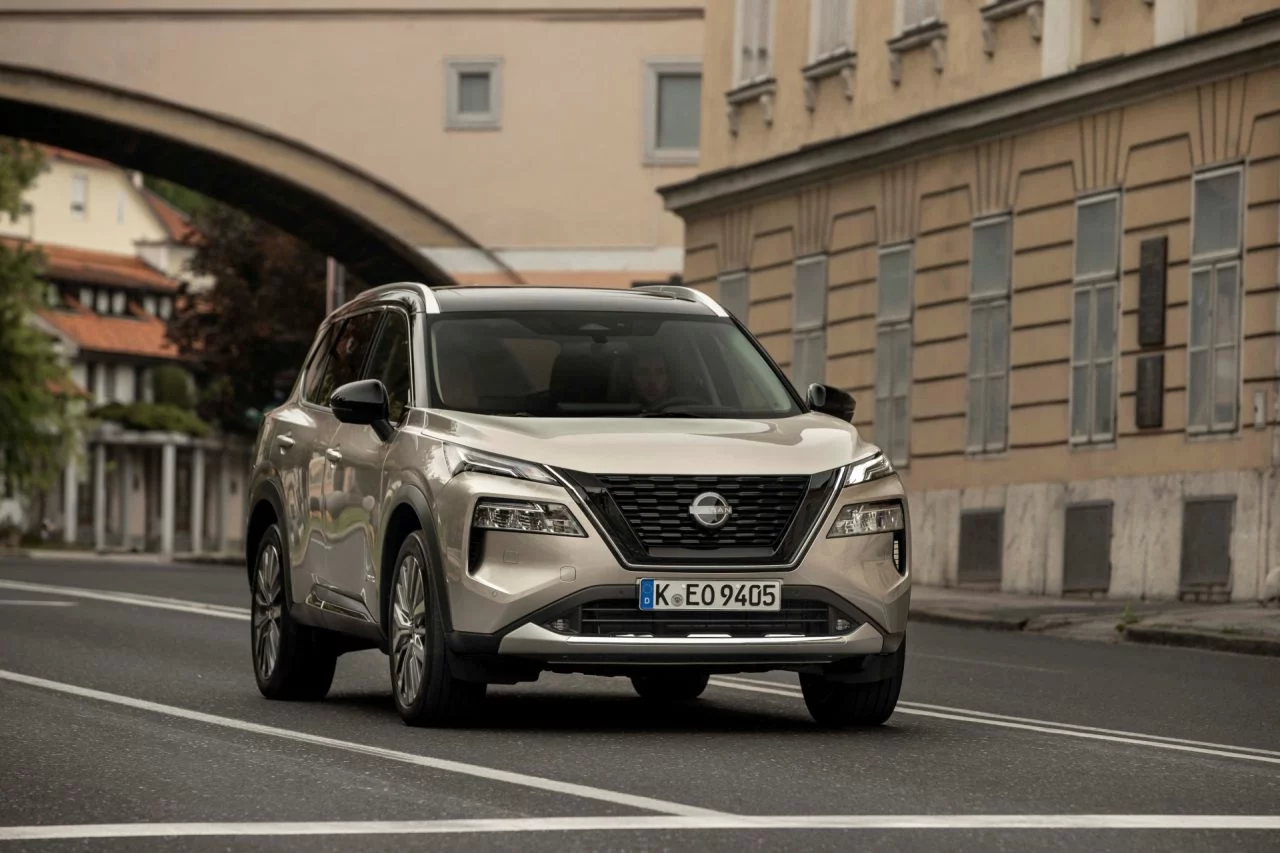 El Nissan X-Trail 2025 destaca por su diseño robusto y moderno.