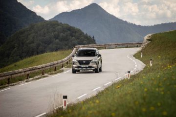 El Nissan X-Trail 2025 destaca por su diseño robusto y aerodinámico, ideal para aventuras. 