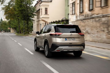 Vista trasera del Nissan X-Trail 2025, con un diseño moderno y robusto. Ideal para aventuras urbanas y rurales.