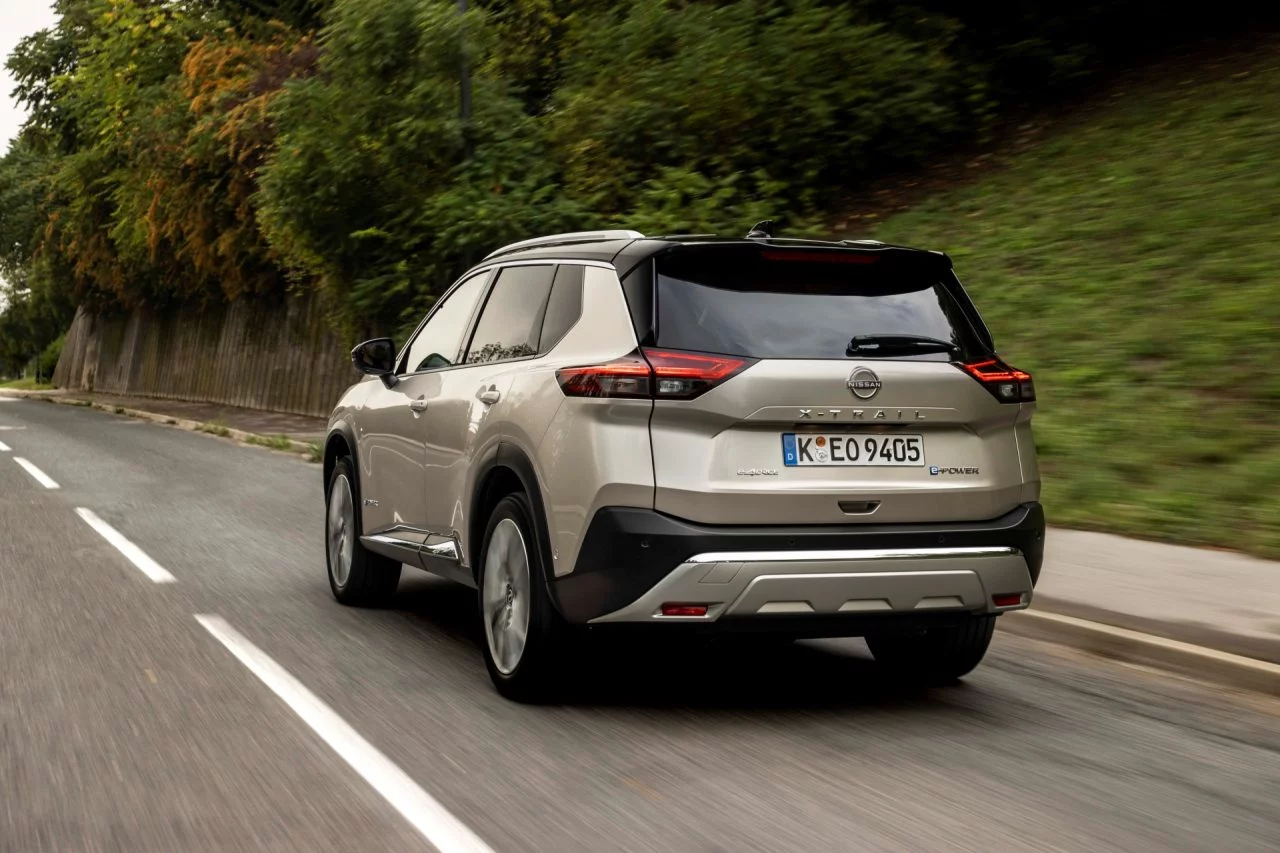 Vista trasera y lateral del Nissan X-Trail 2025 en un entorno natural.