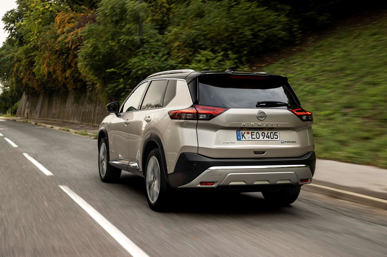 Vista trasera y lateral del Nissan X-Trail 2025 en un entorno natural.