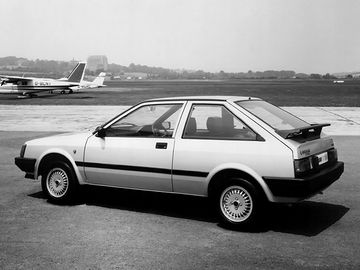 El Nissan Cherry, un hatchback con un diseño único y un motor de origen Alfa Romeo.