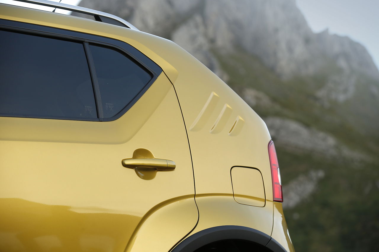 Vista lateral trasera del Suzuki Ignis, impresionante diseño que desafía a los SUV.