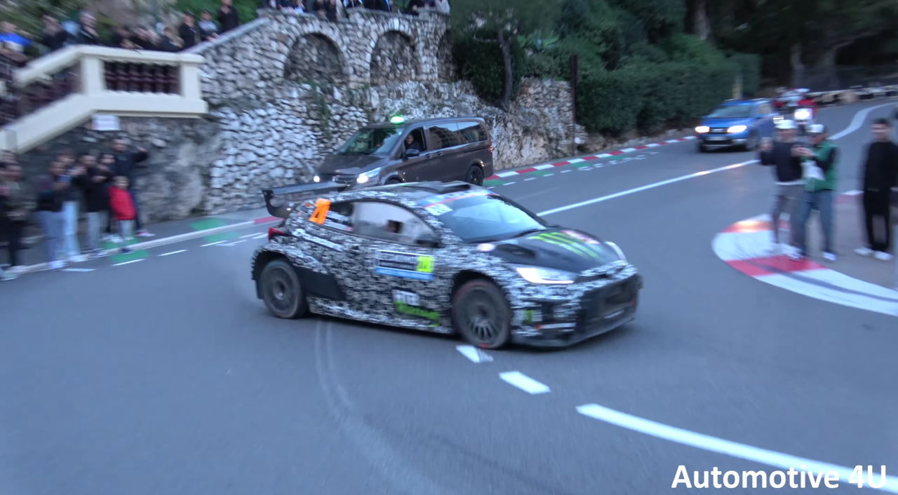 Oliver Solberg a los mandos de un Toyota en las carreteras de Monte Carlo.