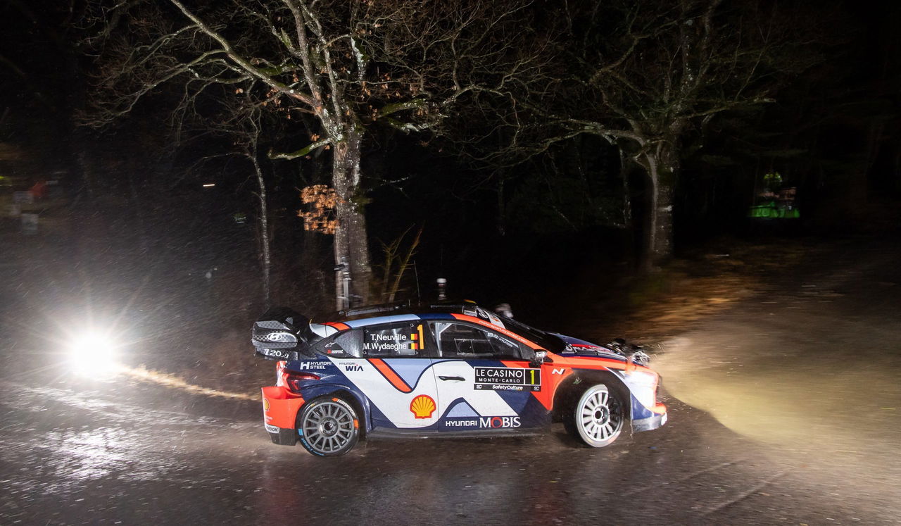 Thierry Neuville en acción durante el Rally de Monte-Carlo, mostrando el Hyundai i20 N Rally1.