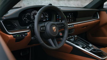 Moderno y elegante, el interior del 911 Carrera S destaca por su tecnología y acabados de lujo.