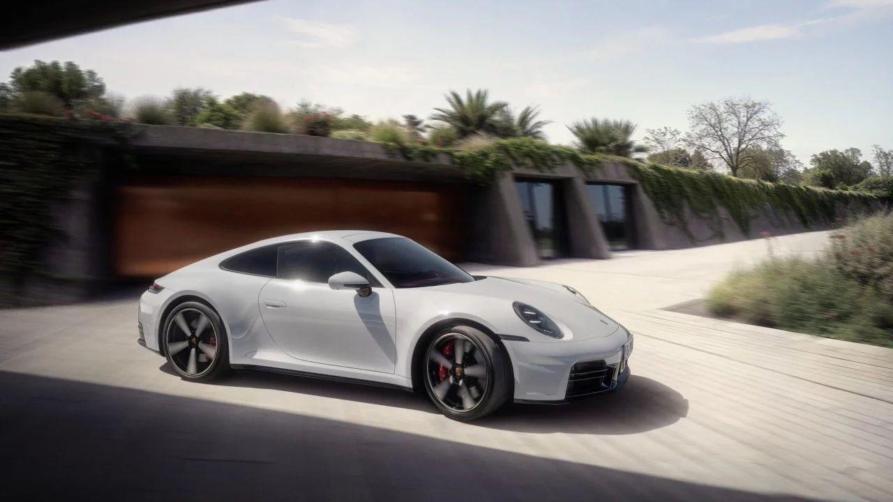 El 911 Carrera S redefine el lujo y el rendimiento, fusionando diseño y potencia en cada curva.