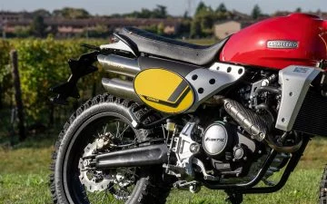 Fantic Caballero Scrambler 125, una todoterreno europea que destaca por su bajo consumo.