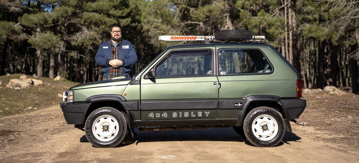 El FIAT Panda 4x4 destaca por su diseño compacto y robusto, ideal para aventuras. 