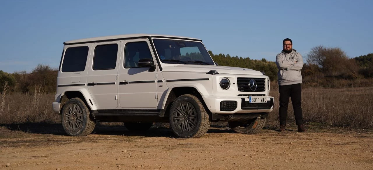 El Mercedes Clase G brilla en esta prueba 4x4, mostrando su robustez y estilo.