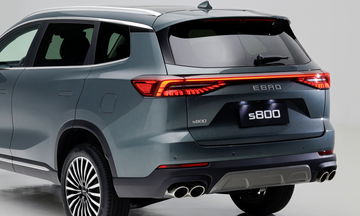 Vista trasera del SUV Ebro S800, con diseño moderno y elegante.