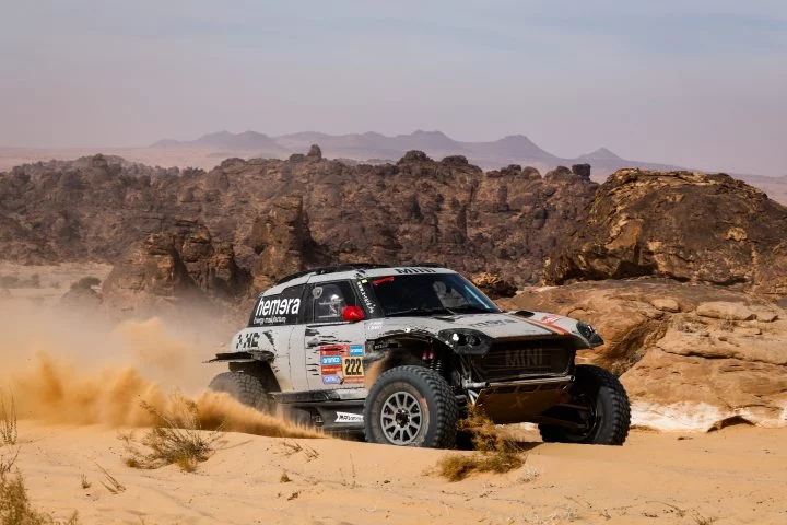 El MINI avanza con fuerza en el Dakar 2025, demostrando su capacidad en terrenos desérticos.