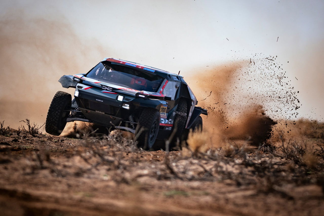 Un vehículo MINI desafía el terreno en el Dakar 2025, mostrando su impresionante agilidad.