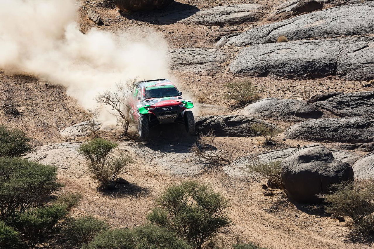 Impresionante imagen de un coche de rally surcando el terreno en Dakar 2025.