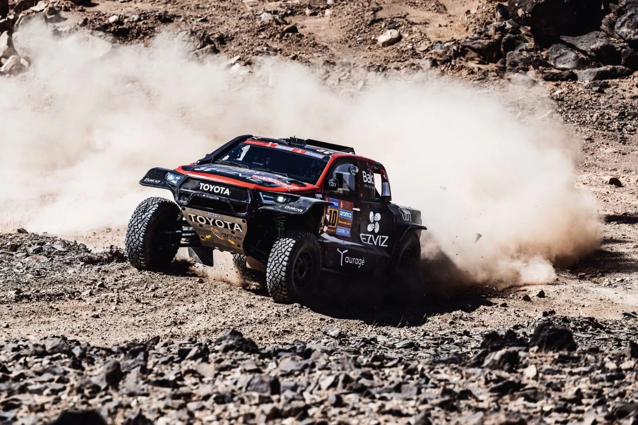 El vehículo, preparado para el Dakar, muestra su robustez y diseño agresivo sobre terreno árido.