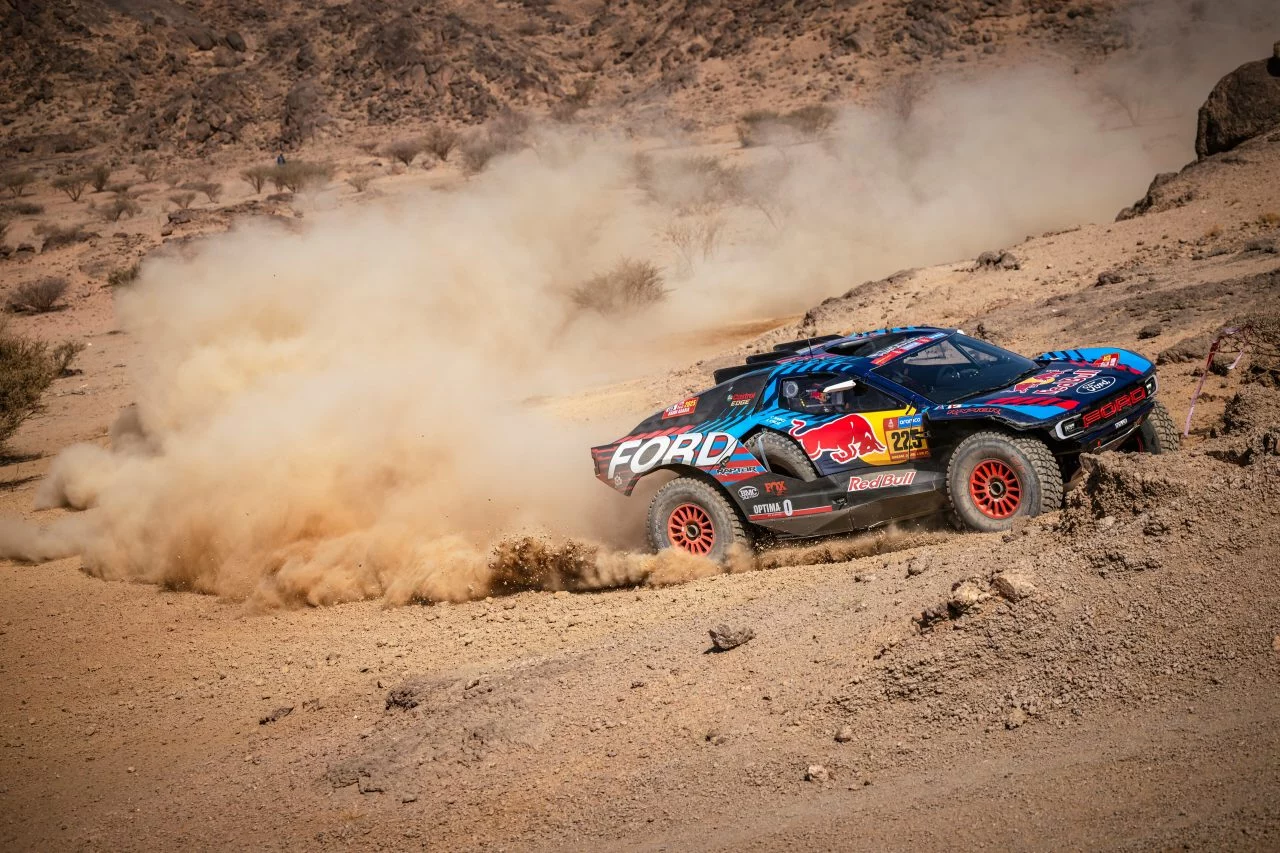 Cristina Gutiérrez pilotando un Ford en la etapa inaugural del Dakar 2025.