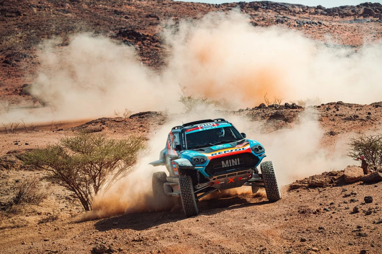 Cristina Gutiérrez compite en el Dakar 2025 al volante de un MINI, mostrando su habilidad en terreno desafiante.