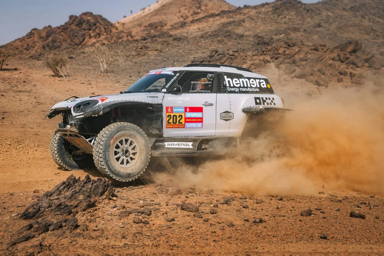 Competidor avanzando en terrenos desérticos durante la etapa del Dakar 2025.